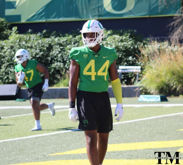 Swinson goes through drills at Oregon fall camp.